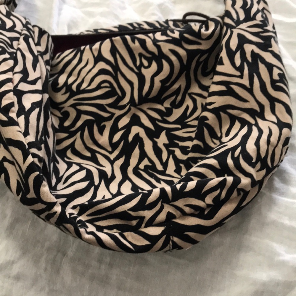 Versatile cross-bag, fun print. Comfortable wear.